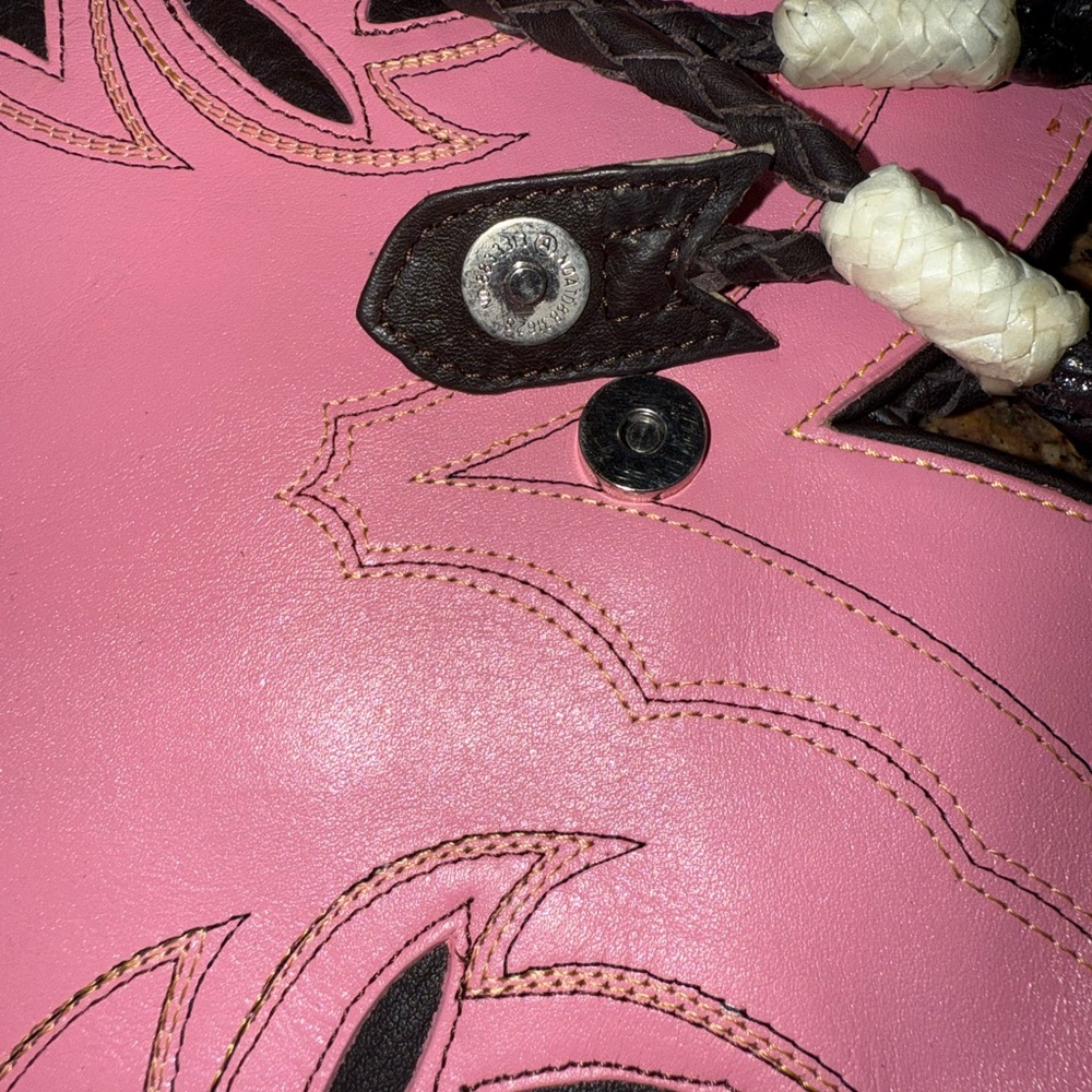 Montana Silversmiths Pink and Black Western Bag
Excelente use condition. - Picture 8 of 9